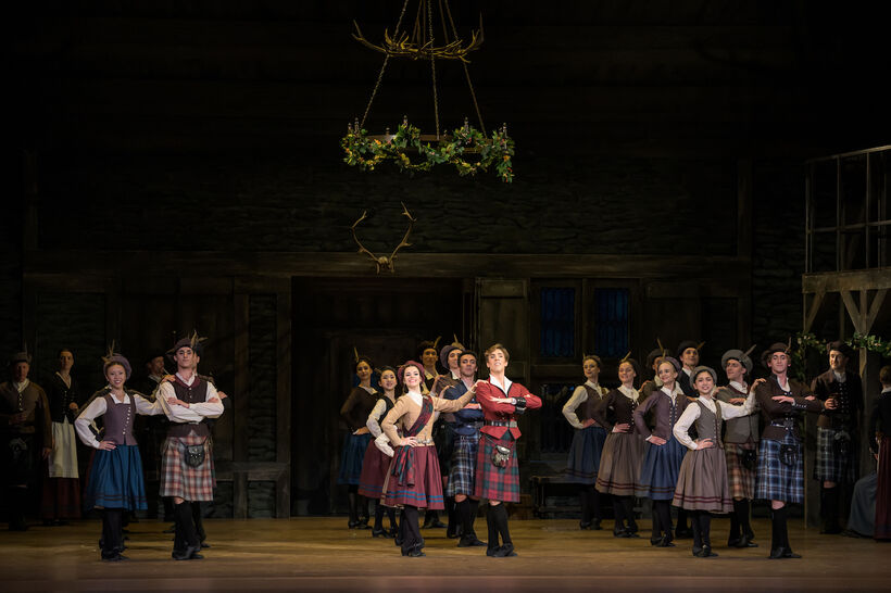 La Sylphide (Olga Bogoliubskaja, Erivan Garioli a sbor Baletu ND). Foto: Sergei Gherciu.